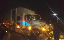 Tránh người qua đường, container đành đâm bay dải phân cách