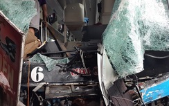 Xe khách quay đầu bị container đâm trúng, phụ xe tử vong