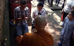 Nhà sư chùa Hương Tích đọc chú, vẩy nước thánh bị "tuýt còi"!