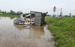 Tai nạn liên hoàn, hàng chục bao xi măng trên xe tải “no” nước