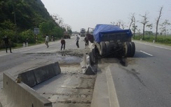 Xe tải húc dải phân cách, trục 4 bánh sau văng ra ngoài