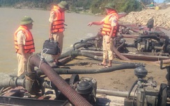 Bắt 3 tàu khai thác cát trái phép trên sông Lam lúc rạng sáng