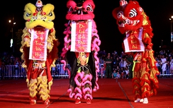 Hàng ngàn người dân, du khách đội mưa xem múa Lân Sư Rồng