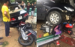 Xế hộp lao vào ki ốt cơ khí, 2 người phụ nữ nhập viện