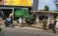Tránh xe máy, xe chở rác mất lái lao thẳng vào nhà dân