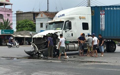 Va chạm với xe quân đội trên QL1, xe container "toác đầu"