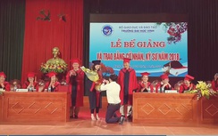 Thầy quỳ gối cầu hôn SV lúc trao bằng: Nhiều giảng viên lên án