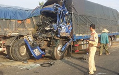 3 xe tải đâm nhau vì... tránh bò, hai người nguy kịch