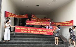 Dân căng băng rôn "tố" chủ đầu tư xây chung cư sai thiết kế