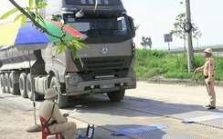 Hà Tĩnh: Kiên quyết hạ tải 31 xe vi phạm quá khổ, quá tải