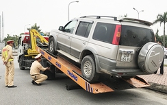 Nghệ An: Bắt tại trận xe con trá hình chở khách