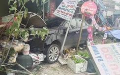 Xế hộp leo vỉa hè, “lùa” cửa hàng tạp hóa và nhiều phương tiện