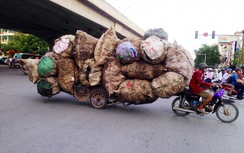 Xe thô sơ quá khổ "oằn mình" mưu sinh