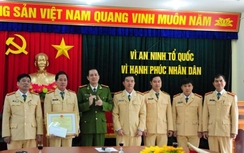 Cứu 4 thuyền viên gặp nạn, cảnh sát đường thủy nhận bằng khen
