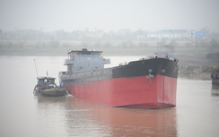 Giải cứu thành công tàu Thành Luân ra khỏi gầm cầu An Thái