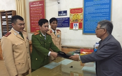 CSGT trả lại 16 triệu, 4 chỉ vàng cho người đánh rơi