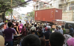 Xe container tuột rơmoóc húc tan 3 ô tô, cuốn chết 1 phụ nữ