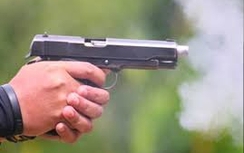 Công an giả rút súng bắn công an thật