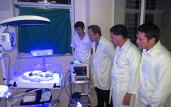 Xót xa em bé mổ từ bụng mẹ sau TNGT cả nhà nhập viện