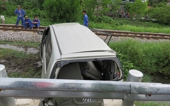 Vượt đường ngang, Innova bị tàu hỏa húc văng 40m