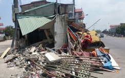 Xe Lexus đâm sập nhà, chồm vào giường có 5 người đang ngủ