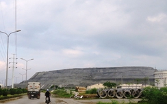 "Núi" chất thải độc hại đe dọa người dân Hải Phòng