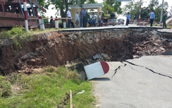 Hải Phòng: Sạt lở nghiêm trọng, đường dẫn cầu tụt xuống lòng sông