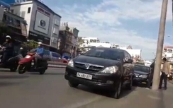 Tài xế xe biển xanh “tung chưởng” sau va chạm giao thông