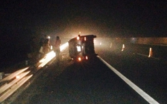 Toyota Innova lật nghiêng trên cao tốc Hà Nội – Hải Phòng