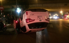 Hải Phòng: Xế hộp ngửa bụng giữa phố trong đêm