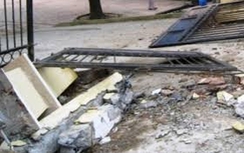 Cổng UBND xã đổ sập, đè chết bé 10 tuổi ở Hải Phòng