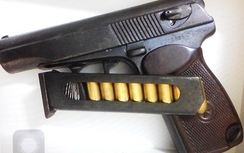 Bắt đối tượng mang súng quân dụng đi ăn kem