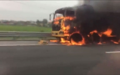 Xe tải cháy ngùn ngụt trên cao tốc Hà Nội - Hải Phòng