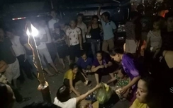 Trèo mái nhà bị ngã, dân tụ tập gây ách tắc QL10
