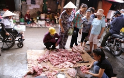 Mr Đàm ủng hộ chị bán thịt lợn bị hất dầu luyn bẩn