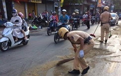 CSGT Hải Phòng phơi nắng dọn vết dầu loang