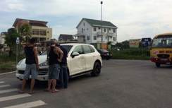 Hàng chục thanh niên hỗn chiến, bỏ lại chiếc Porsche móp méo