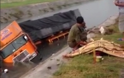 Hải Dương: Xe container kéo 2 xe máy xuống mương làm 2 người chết