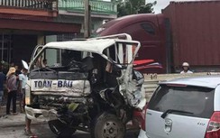 Container va chạm xe tải, hai người mắc kẹt trong cabin