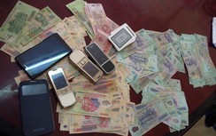 Bắt 11 con bạc say sưa sát phạt trong xưởng thuốc bắc