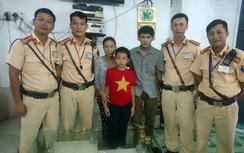 CSGT giúp bé trai đi lạc về với gia đình