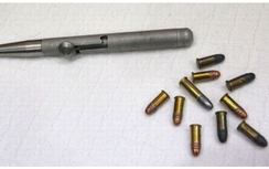 Bắt nam thanh niên đầu trần mang theo vũ khí quân dụng