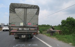 Hải Phòng: Va chạm với xe tải, chiếc container phơi bụng dưới ruộng