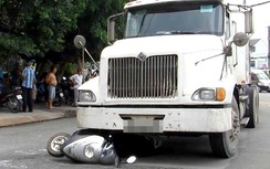 Va chạm với xe container, một người bị thương nặng