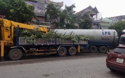 Xe đầu kéo chở nhiên liệu mất lái, lao thẳng vào nhà dân