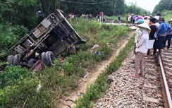 Va chạm với tàu hỏa, xe tải văng xa 100m