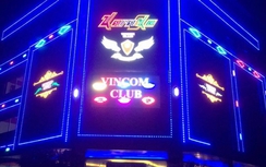 Giắt súng quân dụng trong người đi hát karaoke