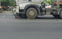 Dừng đèn đỏ, cụ ông bị xe container cán chết