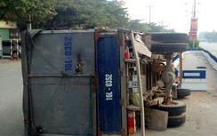 Fortuner biến dạng, xe tải lật nghiêng giữa đường sau va chạm cực mạnh