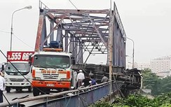 Hải Phòng: Xe tải lật chặn ngang cầu, đè chết 1 phụ nữ